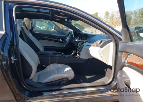 2013 Mercedes-Benz C 250 z USA, uszkodzony, nr VIN WDDGJ4HB6DG051675